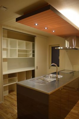 光と一体になって秀でるキッチン キッチン上間接照明 ワタシノ 札幌の注文住宅 マルワホーム企画